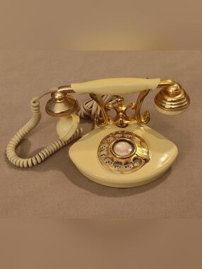 Vintage 1970s Rotary Phone - French Style -100907